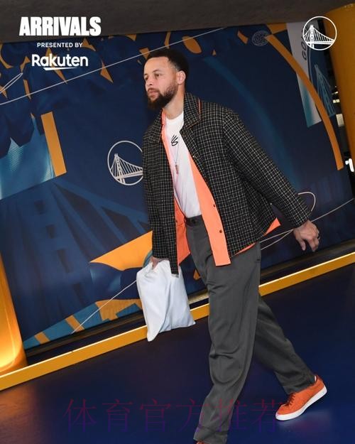 今日手感如何？勇士社媒晒库里步入比赛球馆的瞬间