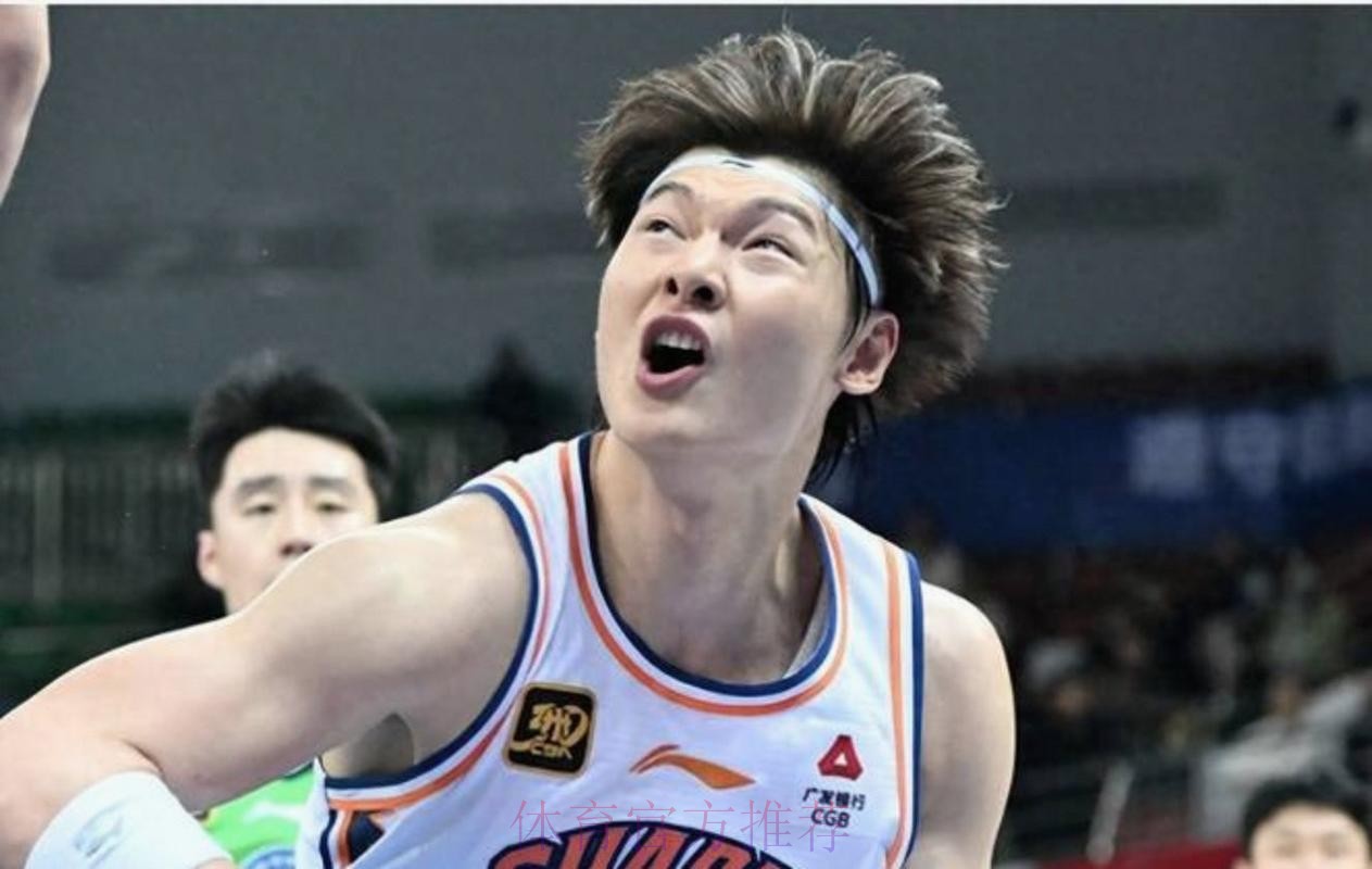 古德温突破妙传 王哲林双手暴扣得手 古德温突破妙传 王哲林双手暴扣得手