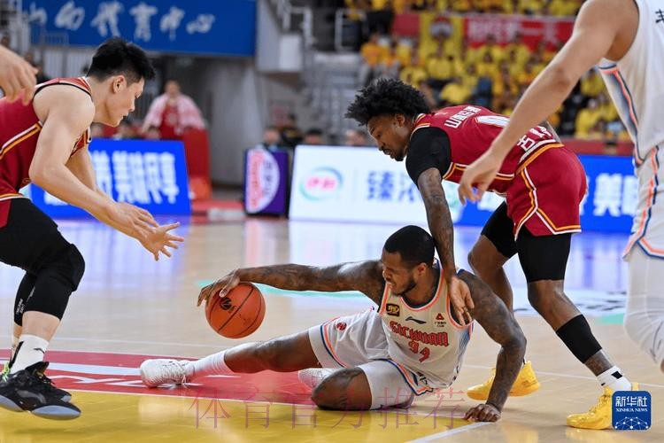 古德温控球过半场 右路突破上篮得手 古德温控球过半场 右路突破上篮得手